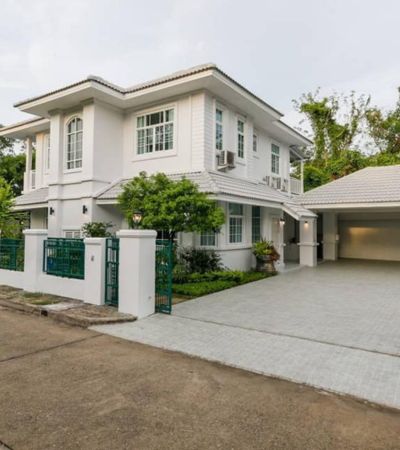 บ้านเดี่ยวพร้อมสระว่ายน้ำส่วนตัว ในโครงการบ้านฟ้าหลวง มี 2 หลังในรั้วเดียวกัน ใกล้เซ็นทรัล 13 นาที