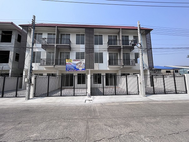 ขาย อาคาร สำนักงาน ออฟฟิศ 1,200ตร.เมตร มีที่จอดรถกว่า50คัน ย่าน รามอินทรา กม.8 ใกล้เลียบด่วน และ รถไฟฟ้า
