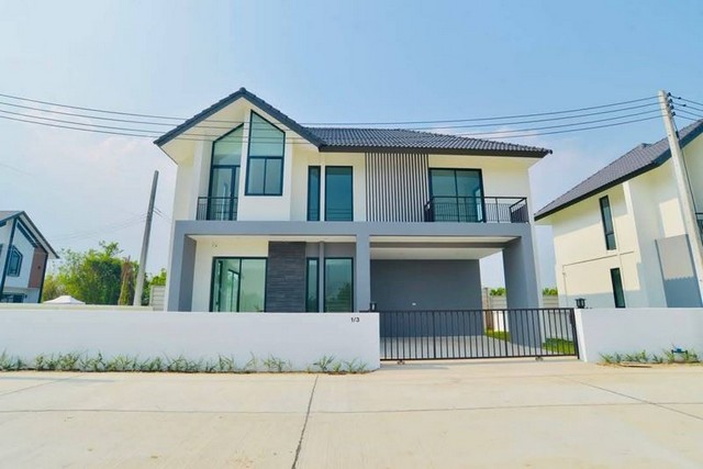 บ้านสร้างใหม่ 2 ชั้น สไตล์ทรอปิคอล นอร์ดิก ทำเลเยี่ยม สันผีเสื้อ