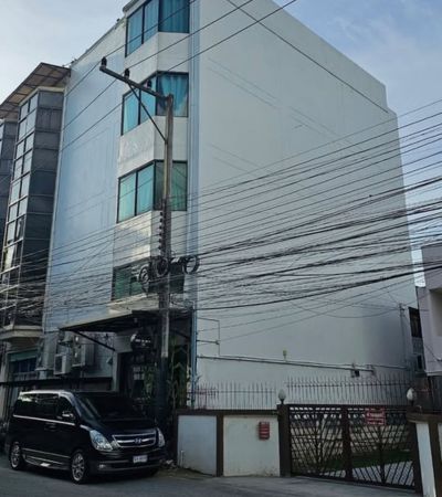 อาคารพาณิชย์ 4 ชั้นครึ่ง (ใกล้คูเมือง) รีโนเวทใหม่ พร้อมเปิดธุรกิจได้ทันที