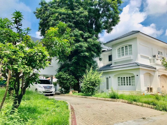 ขายด่วน บ้านหรู สวย พื้นที่กว้างขวาง พร้อมอยู่ หมู่บ้านลดาวัลย์ ใจกลางเมืองกรุงเทพ
