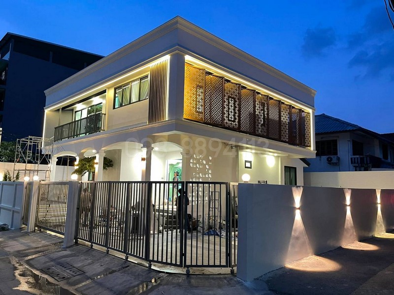 ขายบ้านเดี่ยว บ้านหรู หลังมุม โซนนวมินทร์ 127 สไตล์ Modern Craftmanship เนื้อที่ 66 ตรว 3นอน 3น้ำ ทำเลดี อยู่ใจกลางจุดเชื่อมต่อรถไฟฟ้า
