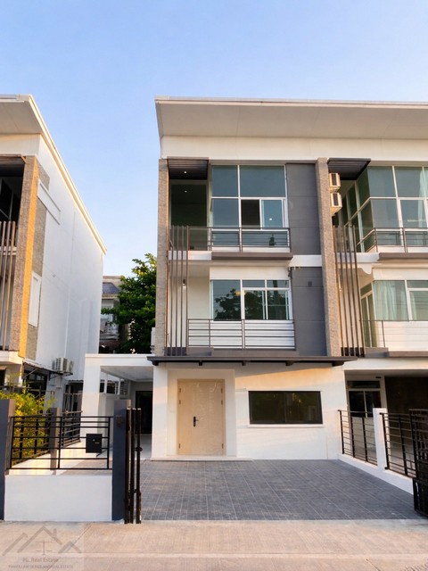 ให้เช่าทาวน์โฮม 3 .5 ชั้นแปลงมุม 4 ห้องนอน นาคนิวาส 48 ลาดพร้าว71 รีโนเวทแล้วใหม่พร้อมอยู่
