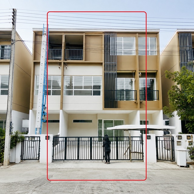 โรบินสันไลฟ์สไตล์ ราชพฤกษ์ 1.55กม. ดูโฮม บางบัวทอง 1.91กม. ชัยพฤกษ์ ทาวน์โฮมหรู 3 ชั้น 3 นอน 3 น้ำ ถ.สะพานนทบุรี 18 ตร.วา. 220 ตร.ม.
