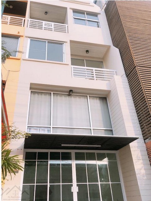 ให้เช่าโฮมออฟฟิศ 3 ชั้นครึ่ง 200 ตรม. 4 ห้องนอน ทาวน์อินทาวน์ ถนนศรีวรา เลียบทางด่วนเอกมัย ทำเลดี