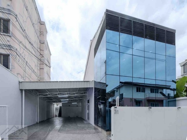 ขาย ออฟฟิศพร้อมโกดังขนาดเล็ก 350 ตร.ม. ถนนสรรพาวุธ ใกล้แยกบางนา ตราด ใกล้ BTS อุดมสุข BTS บางนา