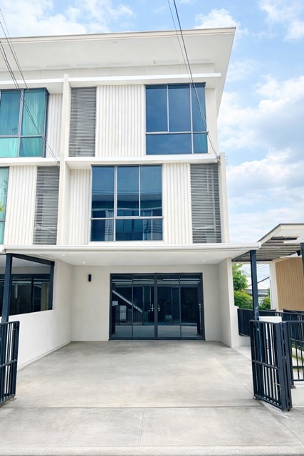 พร้อมเฟอร์ฯ ใกล้สวนสยาม 1.3 กม. สวนสยาม-เสรีไทย75-83 คฤหาสน์แนวตั้ง ทาวน์โฮมหรู 3 ชั้น หลังมุม 3-4นอน 3 น้ำ 30ตร.ว. 360 ตร.ม.