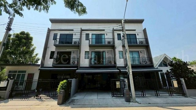 ทาวน์โฮม 3 ชั้น บ้านกลางเมือง ราชพฤกษ์-สาทร บ้านใหม่ ทำเลดี สภาพดี แปลงหน้าสวน