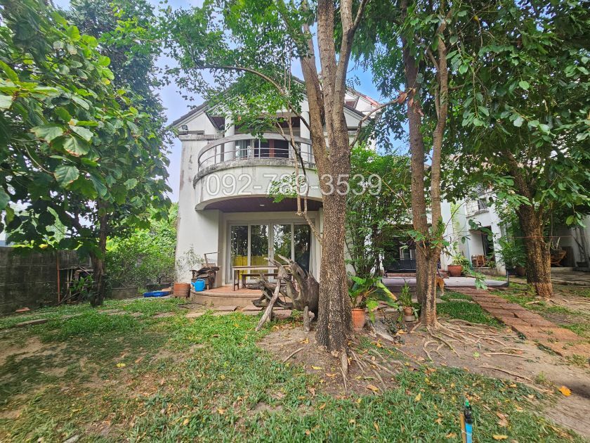 ขายบ้านเดี่ยว 3 ชั้น หมู่บ้านเมืองเอก โครงการ 4 หน้าบ้านติดน้ำ วิวสนามกอล์ฟวิสต้า ระเบียงและสวนรอบบ้าน บรรยากาศร่มรื่น