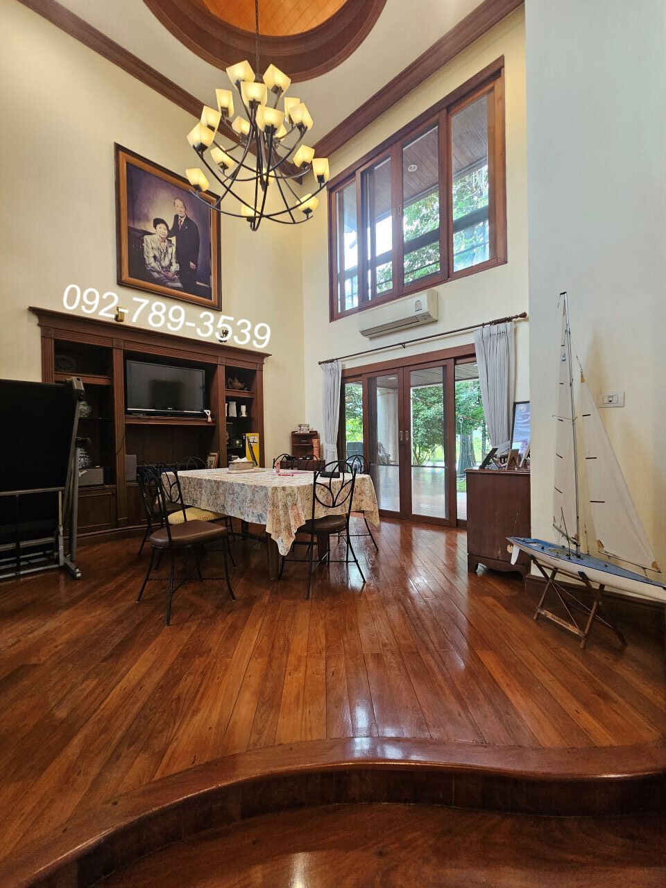 ขายบ้านเดี่ยว 3 ชั้น หมู่บ้านเมืองเอก โครงการ 4 หน้าบ้านติดน้ำ วิวสนามกอล์ฟวิสต้า ระเบียงและสวนรอบบ้าน บรรยากาศร่มรื่น 2