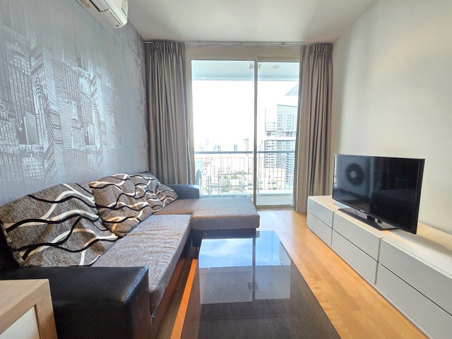 High Floor 1 Bedroom Condo with Open City View at Villa Rachatewi for Rent