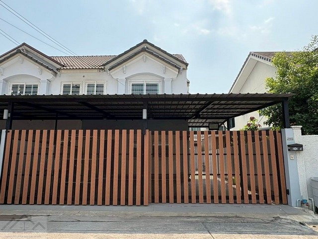 ให้เช่าทาวน์โฮม 2 ชั้น 40 ตรว. 2 ห้องนอน โครงการบ้านรังสิยา อุดมสุข58 รีโนเวทใหม่ สวย เฟอร์พร้อมอยู่ ใกล้ MRT ศรีอุดม