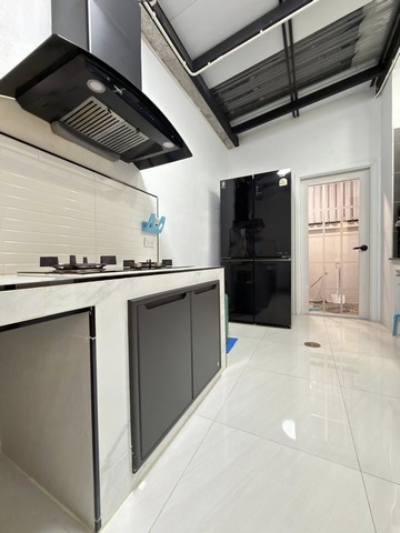 ให้เช่าทาวโฮม3ชั้นใกล้รถไฟฟ้าสถานีโชคชัย 4 หลังมุม 3ชั้นโครงการ cozy โชคชัย 4 ซอย 30