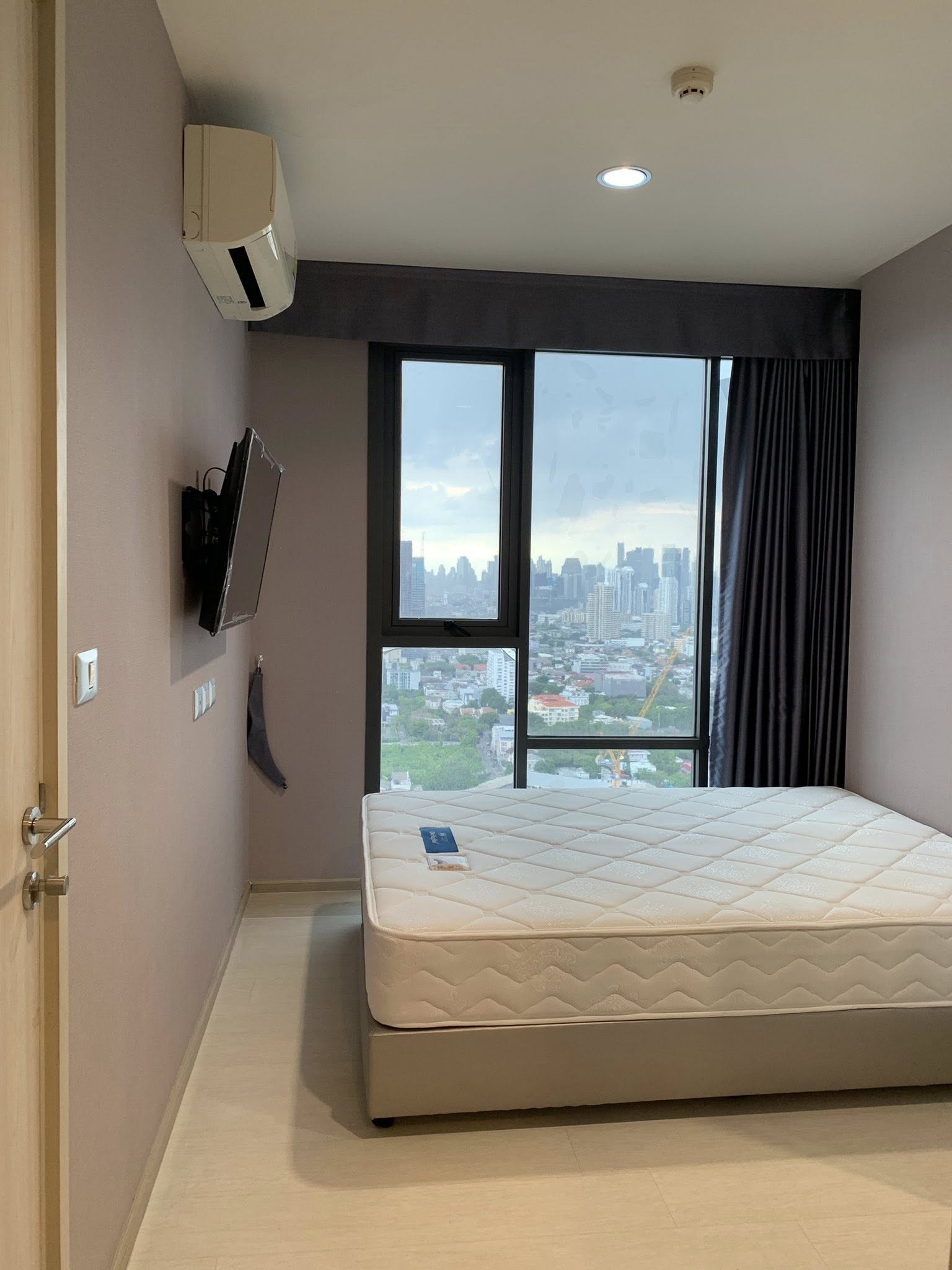 Rhythm Sukhumvit 42 spacious comfortable peaceful 34th floor BTS Ekkamai