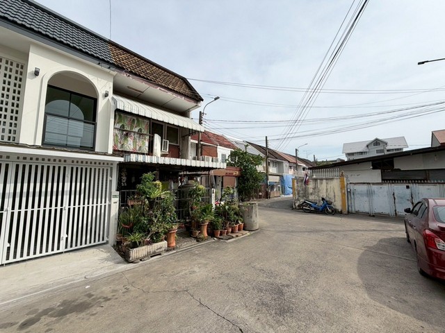 P3389 ขายทาวเฮ้าส์ 2 ชั้น รีโนเวทใหม่ ถนนเสนานิคม1 ซอย35 ย่านลาดปลาเค้า โชคชัย 4