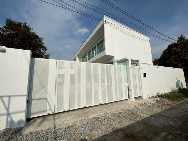 บ้านโมเดิร์นมินิมอลสีขาวสวยๆใกล้สนามบินสุวรรณภูมิ ,Robinson Lifestyle ลาดกระบัง
