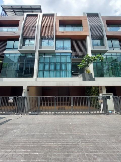ให้เช่าทาวน์โฮม 4 ชั้น 300 ตร.ม. The Park Lane ซอยเอกมัย 22 ใกล้ BTS เอกมัย
