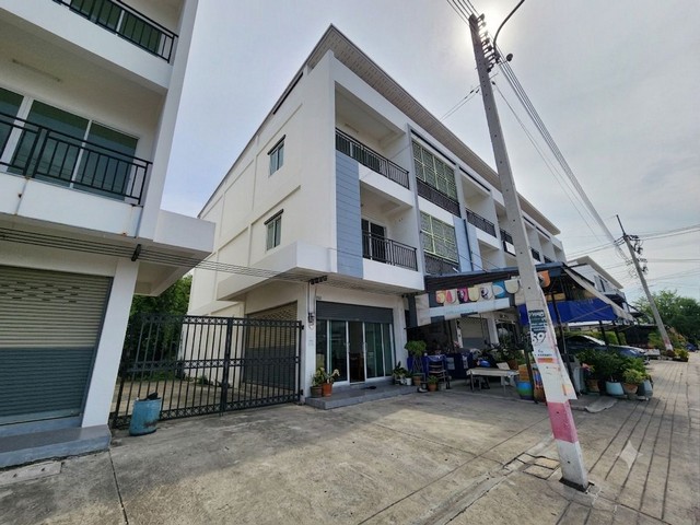 อาคารพานิชย์ให้เช่า 3 ชั้น หลังมุม ตกแต่งใหม่ ถนนเอกชัย ใกล้วัดโพธิ์แจ้ เหมาะทำโฮมออฟฟิต ถนนกว้าง จอดรถสบาย