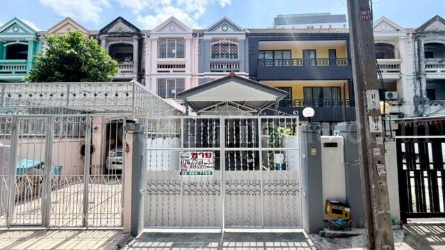 ทาวน์เฮ้าส์ 3 ชั้น รีโนเวทพร้อมอยู่ ซอยเรวดี 12 ทำเลศักยภาพ ราคาถูกที่สุด
