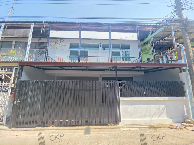 ขาย ทาวน์เฮาส์รีโนเวทใหม่พร้อมอยู่ในซอยรัชดา 32 บนทำเลใจกลางเมือง เดินทางสะดวกใกล้ถนนรัชดาภิเษก ลาดพร้าว และ MRT ภาวนา| รหัส 93353