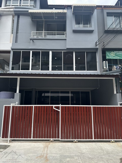 ให้เช่าโฮมออฟฟิศ 4 ชั้น 300 ตร.ม. 5 ห้อง หมู่บ้านสินธานี ลาดพร้าว 80 รีโนเวทใหม่ ใกล้เลียบด่วน ใกล้รัชดาเหม่งจ๋าย