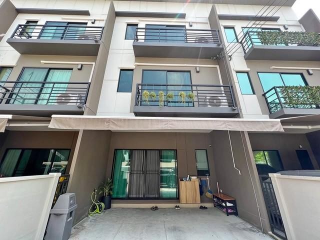 ให้เช่าทาวน์โฮม 3ชั้น ตกแต่งพร้อมอยู่ โครงการ บ้านกลางเมือง พหลฯ-รามอินทรา ทำเลอยู่ถนนเทพรักษ์ หน้าบ้านหันทิศเหนือ