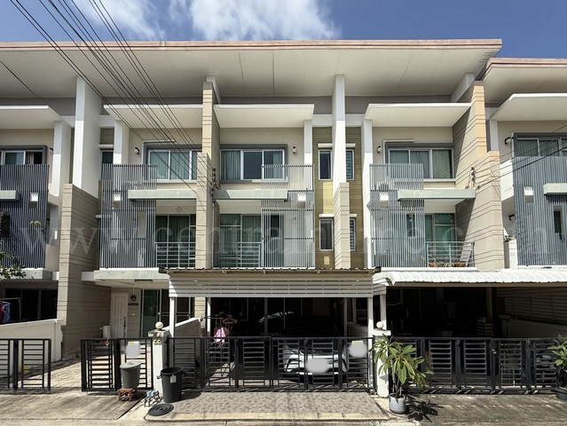 ลดราคาด่วน ทาวน์โฮม 3 ชั้น ทาวน์พลัส ประชาอุทิศ - ทุ่งครุ บ้านสวย พร้อมอยู่