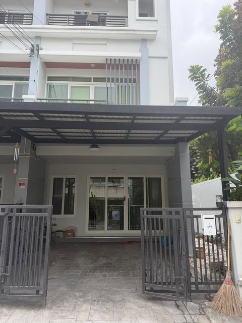 ให้เช่าทาวน์โฮม 3 ชั้น 3 ห้องนอน บ้านกลางเมือง เออบาเนียน ศรีนครินทร์ 46-1 หลังมุมในสุดมีพื้นที่ด้านข้าง ใกล้ MRT สายสีเหลือง