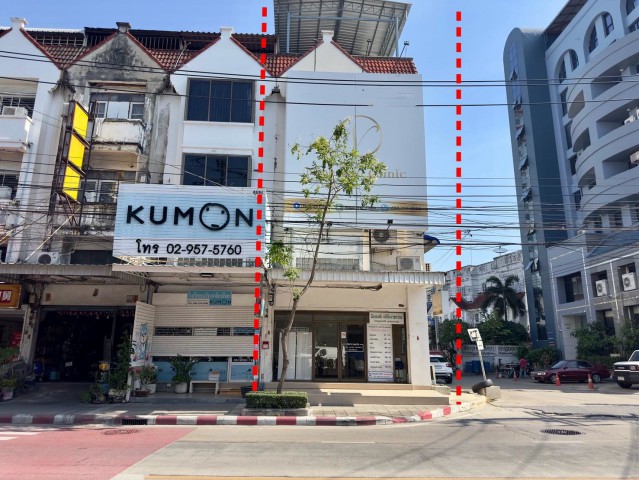 ขายอาคารพาณิชย์ หลังมุม พื้นที่ 25 ตารางวา ถนนอินทราภรณ์ แขวงพลับพลา เขตวังทองหลาง กทม. อาคารสูง 4.5 โครงสร้างแข็งแรง