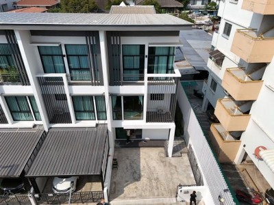 HR 10095 ให้เช่าทาวน์โฮม 3 ชั้น โครงการ cozy โชคชัย 4 ซอย30 ลาดพร้าว ตกแต่งสวยพร้อมเข้าอยู่ เฟอร์นิเจอร์ครบ