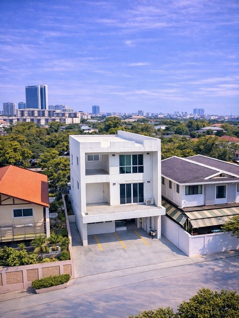 T26-081 ให้เช่า อาคารพาณิชย์ โฮมออฟฟิศ 3 ชั้น + ดาดฟ้า ใกล้ รพ.กรุงเทพ และ RCA ชั้นที่ 1 79000 บาทต่อเดือน