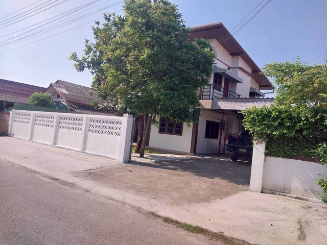 ให้เช่าบ้านโมเดิร์น2ชั้น 100ตรว. 5นอน3น้ำ เช่าลดเหลือ 25,000บ. เฟอร์ครบ เลี้ยงสัตว์ได้ แยกกองทราย บ้านจินดาวิลล่า ต.หนองผึ้ง สารภี เชียงใหม่