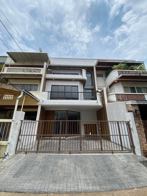 ขายทาวน์โฮม 3 ชั้น 25 ตรว. หมู่บ้านเกษมสันต์ 1 ลาดพร้าว71 นาคนิวาส สังคมสงเคราะห์ ติดเลียบด่วน ใกล้ Central Eastville รีโนเวทใหม่ทั้งหลัง