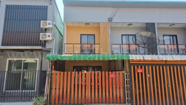 ลดพิเศษ ทาวน์โฮม ฉัตรไพลิน ลาดหลุมแก้ว รีโนเวท พร้อมอยู่ ราคาถูก