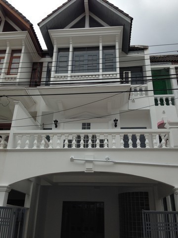 ให้เช่าทาวน์โฮม 3.5 ชั้น 4 ห้องนอน 4 ห้องน้ำ ติดแมคโคร สาทร ทำออฟฟิศได้ ใกล้ BTS ช่องนนทรี