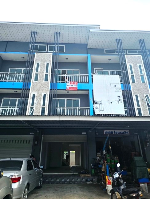 sss461 ขาย ตึกแถว อาคารพาณิชย์ 3.5 ชั้น ถนนบ้านเก่า อ.พานทอง ใกล้นิคมอมตะนคร