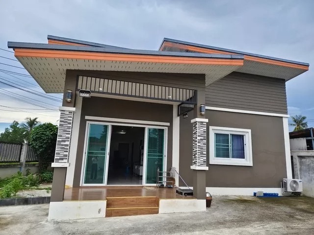 บ้านเดี่ยวมือสองพัทยา (หลังมุม) บ้านบรรยากาศดี เงียบสงบ ลมพัดเย็นตลอดวัน ติดถนนสาธารณะ 3 ด้าน น้ำไม่ท่วม