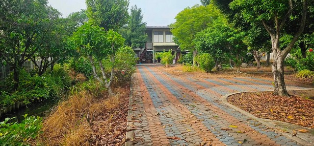 ขายบ้านพร้อมที่ดินใกล้แม่น้ำท่าจีน อำเภอกระทุ่มแบน จังหวัดสมุทรสาคร เนื้อที่ 1 ไร่ 32 ตารางวา