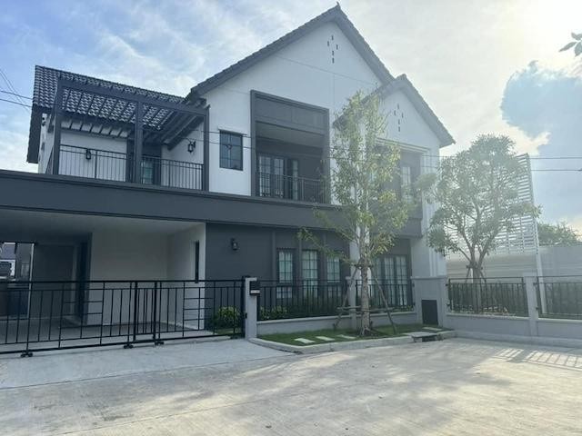 HR 10171 ให้เช่าบ้านหรู Centro Bangna Phase 2 ใกล้ Mega Bangna เพียง 800 เมตร