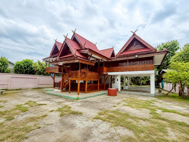 เชียงใหม่ ใกล้เทศบาลตำบลสันปูเลย 900 ม.ดอยสะเก็ด บ้านทรงไทยล้านนา 3 นอน 3 น้ำ ใกล้ รร.บ้านป่าขุย 700 ม. บรรยากาศรีสอร์ตส่วนตัว