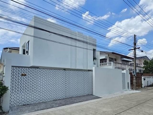 HS 1981 ขายบ้านเดี่ยว 2 ชั้น โชคชัย 4 ลาดพร้าว รีโนเวทใหม่ทั้งหลัง Modern Private เป็นส่วนตัว