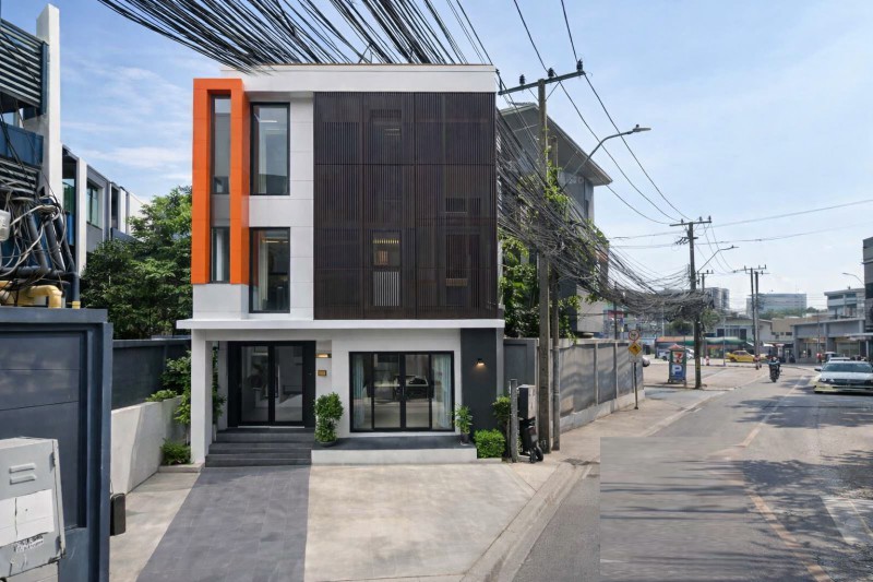 ใกล้ MRTสุทธิสาร 900 ม.รร.นานาชาติเพรพ 1.5 กม. ให้เช่าบ้านเดี่ยว 3ชั้น 4ห้องอเนกประสงค์ 5 น้ำ MRTห้วยขวาง 1.27กม.