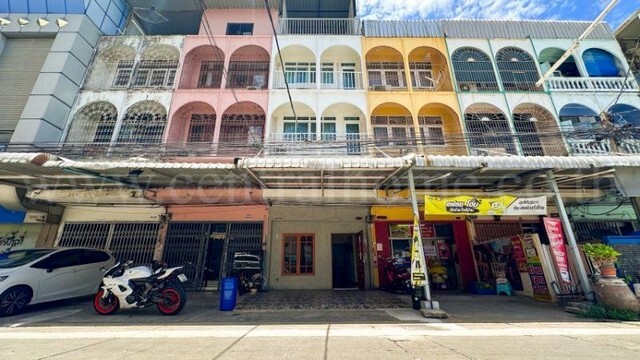 อาคารพาณิชย์ 4 ชั้น รีโนเวทสวยพร้อมอยู่ MRT,BTS สถานีลำสาลี ราคาดีมาก