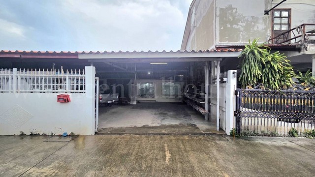 ลดราคา ทาวน์เฮ้าส์ หน้าเมืองทอง ปากซอยรถไฟฟ้า สถานีศรีรัช