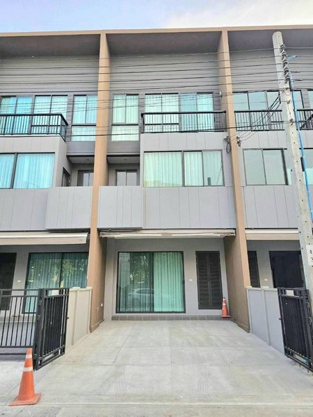 ให้เช่าทาวน์โฮม 3 ชั้น บ้านกลางเมือง พระราม 9 - กรุงเทพกรีฑา ทำเลดีมาก หน้าบ้านถนนกว้าง และมีร้านสะดวกซื้อหน้าปากซอย
