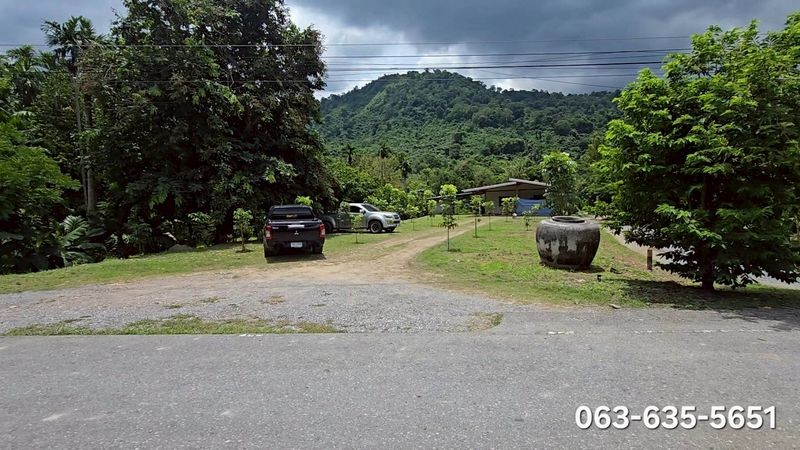 ขายบ้านเขาล้อม ติดลาดยาง 200 ตรว. ต.เขาพระ อ.เมืองนครนายก รูปที่สวยถมเท่าถนนดินแน่นมาหลายปี มีบ้าน 1 หลังต้องรีโนเวท