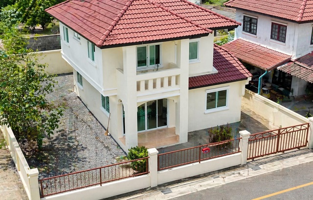 ให้เช่า 3 นอน 2 น้ำ บ้านเดี่ยว 2 ชั้น รีโนเวทใหม่ แยกบางพูน 1.5 กม. 35 ตร.ว. 140 ตร.ม. สนามกอล์ฟเมืองเอก 2.7 กม.ม.รังสิต 3.3 กม.