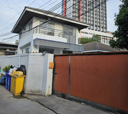 ให้เช่าบ้านเดี่ยว 2 ชั้น 3 ห้องนอน 2 ห้องน้ำ แอร์ 3 ผ้าม่านทั้งหลัง ซอยเจริญราษฎร์ 8