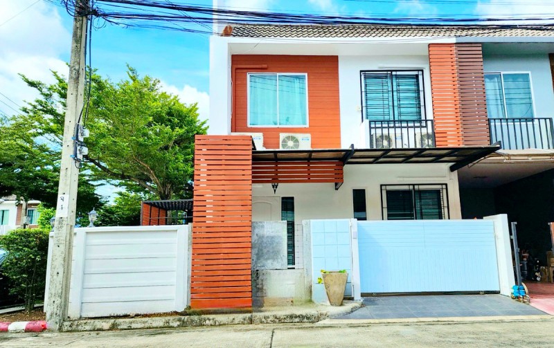 ทาวน์โฮม 2 ชั้น หลังมุม 3 นอน 2 น้ำใกล้วัดลาดปลาเค้า 700 ม. เดอะคริสตัล เอกมัย-รามอินทรา 900 ม. 28 ตร.ว.224 ตร.ม. รีโนเวทใหม่ พร้อมเฟอร์ฯ