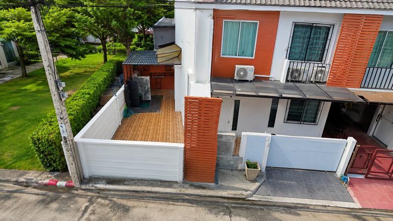 เดอะคริสตัล เอกมัย-รามอินทรา 900 ม. 28 ตร.ว.224 ตร.ม. ใกล้วัดลาดปลาเค้า 700 ม. ทาวน์โฮม 2 ชั้น หลังมุม 3นอน 2 น้ำ รีโนเวทใหม่ พร้อมเฟอร์ฯ